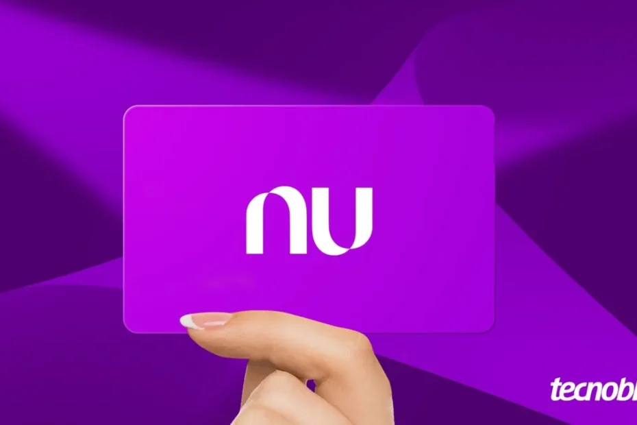 Mão segurando smartphone com logo HBO Max e cartão Nubank ao lado, representando mudança de benefícios