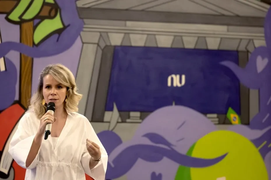 Livia Chanes, CEO do Nubank para a América Latina e Brasil, em um escritório moderno, representando a nova fase de expansão do banco digital.