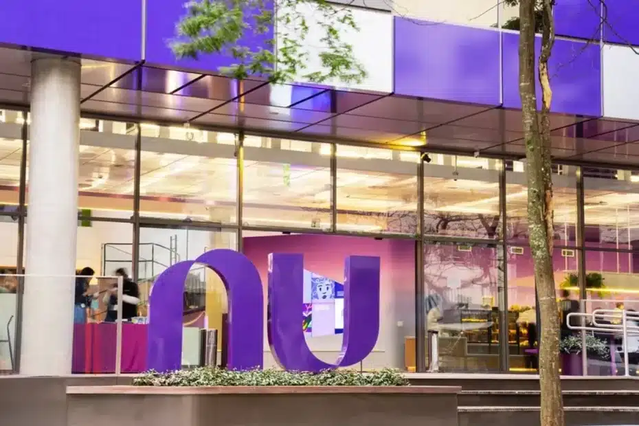 Cartão Nubank em foco com fundo desfocado que sugere um ambiente de tribunal, representando ação judicial sobre juros.