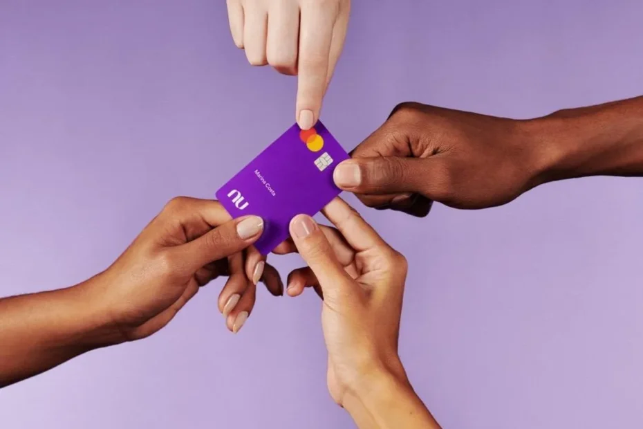 Pessoas no México acessando serviços financeiros digitais em smartphones, simbolizando a expansão do Nubank e a inclusão bancária.