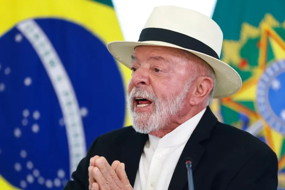 Motorista de aplicativo, casal com chave de casa e agricultor com símbolos de crédito