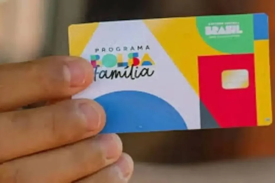 Pessoa utilizando o aplicativo CAIXA Tem no celular para acessar o Bolsa Família.