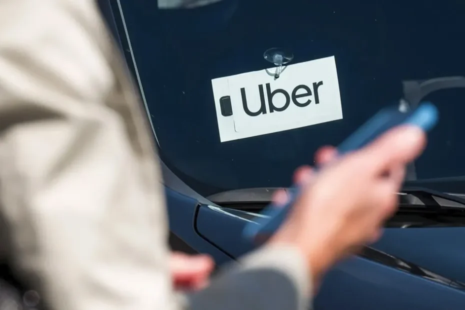 Pessoa usando o aplicativo Uber para resgatar créditos e economizar dinheiro