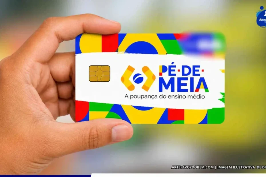Estudante feliz consultando saldo do Pé-de-Meia no aplicativo Caixa Tem em seu celular