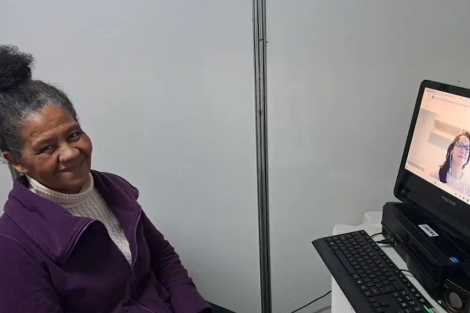 Pessoa em videoconferência na agência do INSS de Cosmópolis para perícia médica