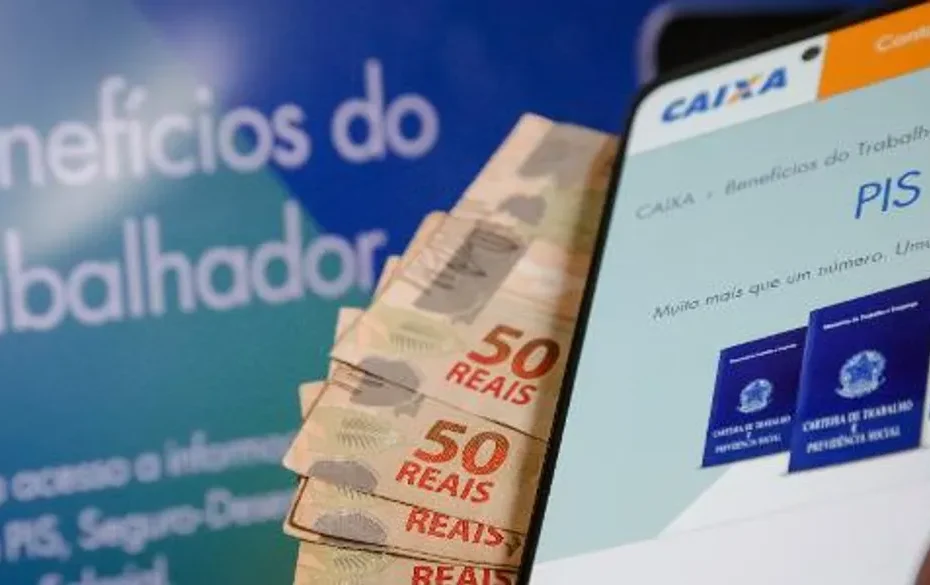 Pessoa consultando o calendário de pagamento do PIS/Pasep 2026 em um celular.