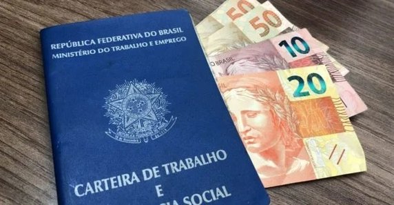 Trabalhador consultando aplicativo de benefício social no celular