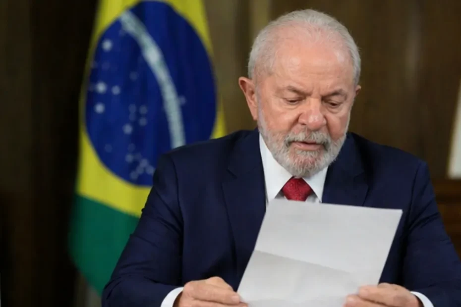 Smartphone exibindo o sistema de pagamentos Pix com ícones de conexão financeira regional.