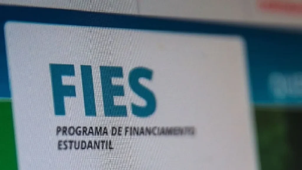 Estudante olhando para o calendário com preocupação sobre o prazo do P-Fies