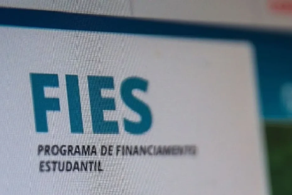 Estudante olhando para o calendário com preocupação sobre o prazo do P-Fies