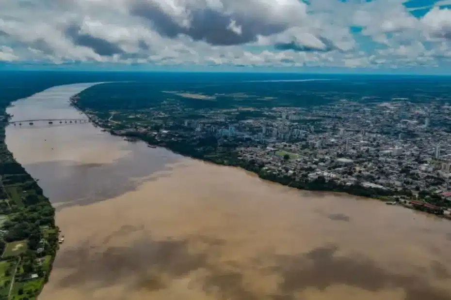 Mulher em Porto Velho solicitando saque do FGTS por calamidade em seu celular