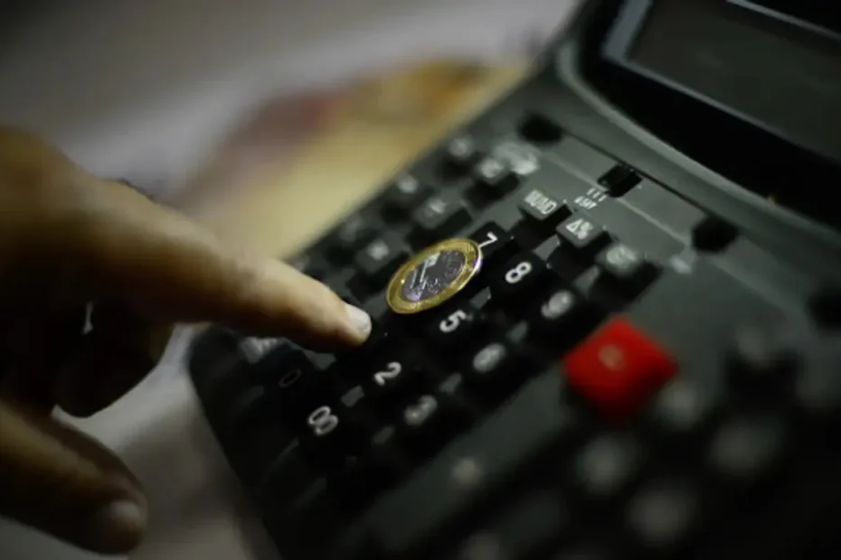 Mãos analisando documentos financeiros sobre dívidas de prefeituras com o INSS