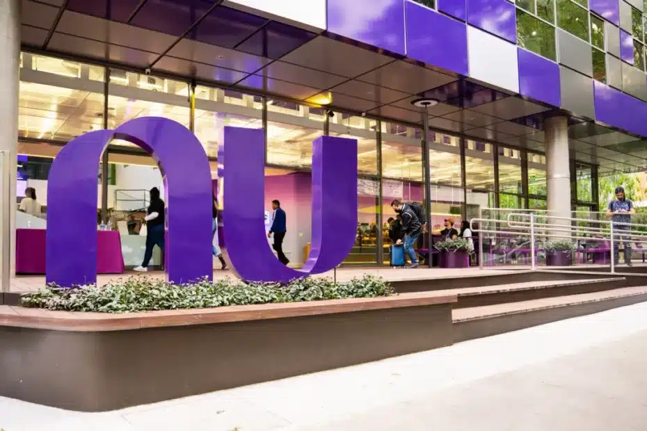 Pessoa usando aplicativo do Nubank com elementos visuais de inteligência artificial ao redor, representando a transformação dos serviços financeiros.