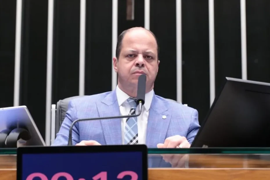 Idoso analisando documentação da aposentadoria do INSS