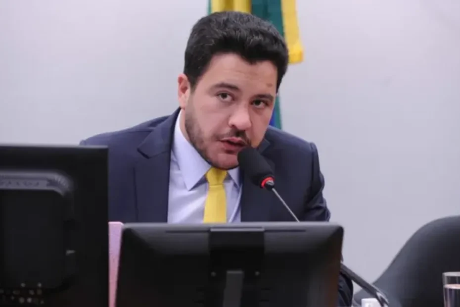 Mão segurando dinheiro ao lado de pessoa em cadeira de rodas, simbolizando o Bolsa Família e o BPC para pessoas com deficiência.
