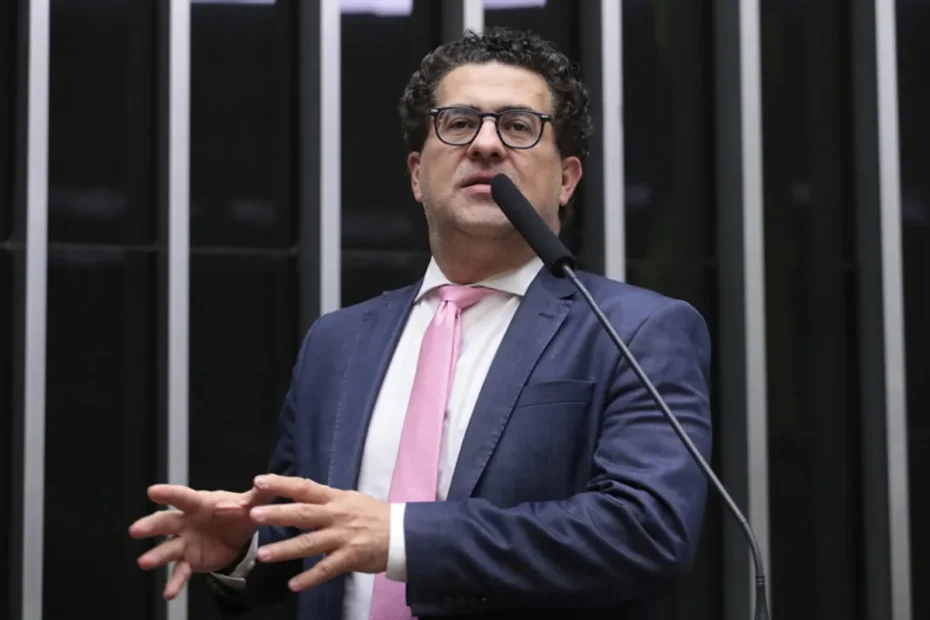 Idoso usando smartphone para verificar informações financeiras