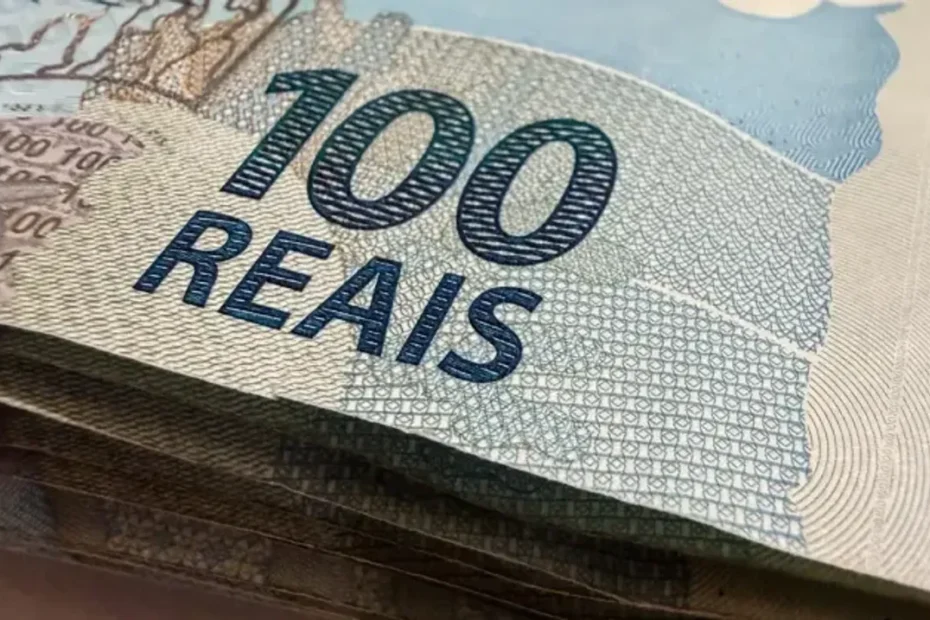 Documentos de orçamento com gráficos e caneta em mesa, simbolizando o desbloqueio de verbas federais para ministérios.