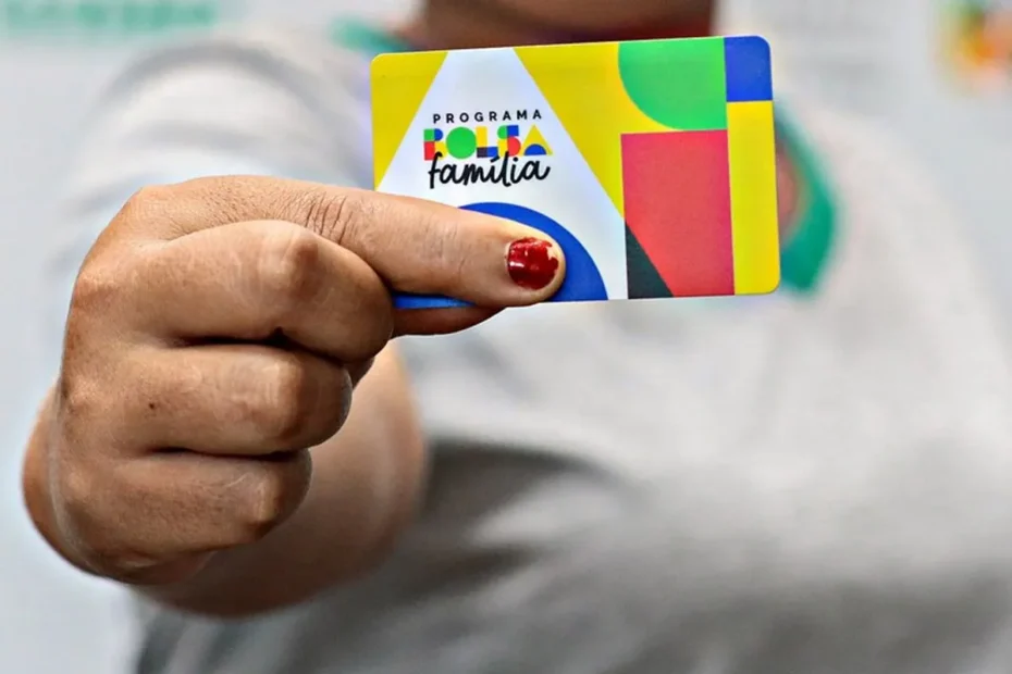 Pessoa segurando documentos e celular, simbolizando a atualização do Cadastro Único para benefícios sociais