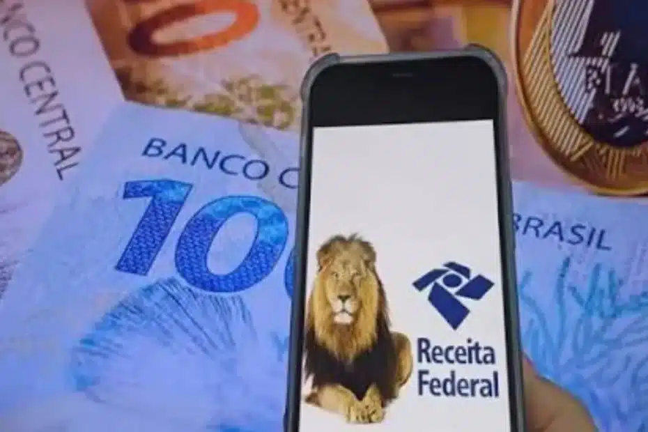 Pessoa consultando status da restituição do Imposto de Renda pelo smartphone