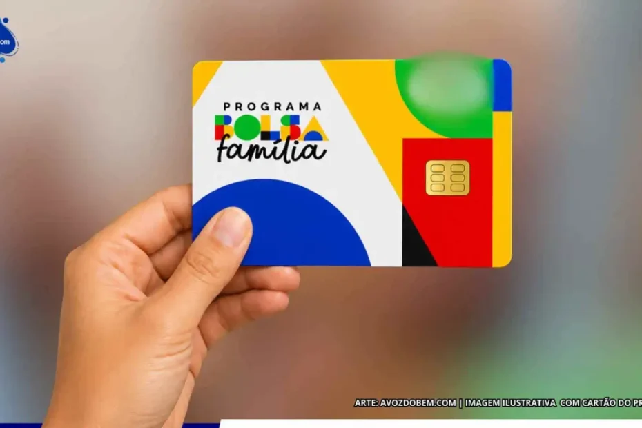 Família brasileira com cartão do Bolsa Família e documentos de trabalho, simbolizando a transição para o emprego com a Regra de Proteção.