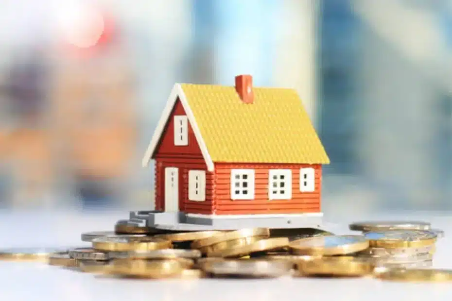 Casal analisando documentos financeiros e simulador online de financiamento imobiliário para compra de casa própria de R$ 300 mil
