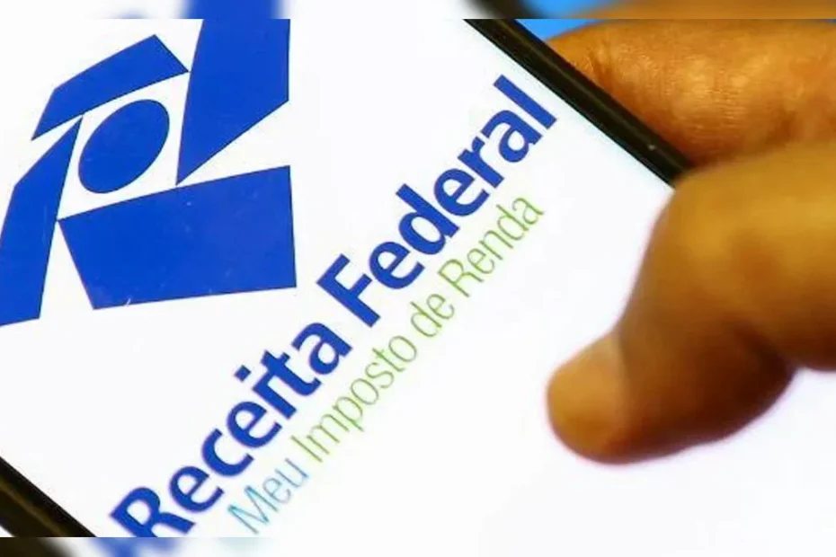 Pessoa consultando a restituição do Imposto de Renda pelo aplicativo da Receita Federal no celular.