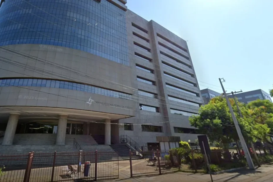 Rua em Cuba mostrando pessoas perto de um mercado e edifícios antigos