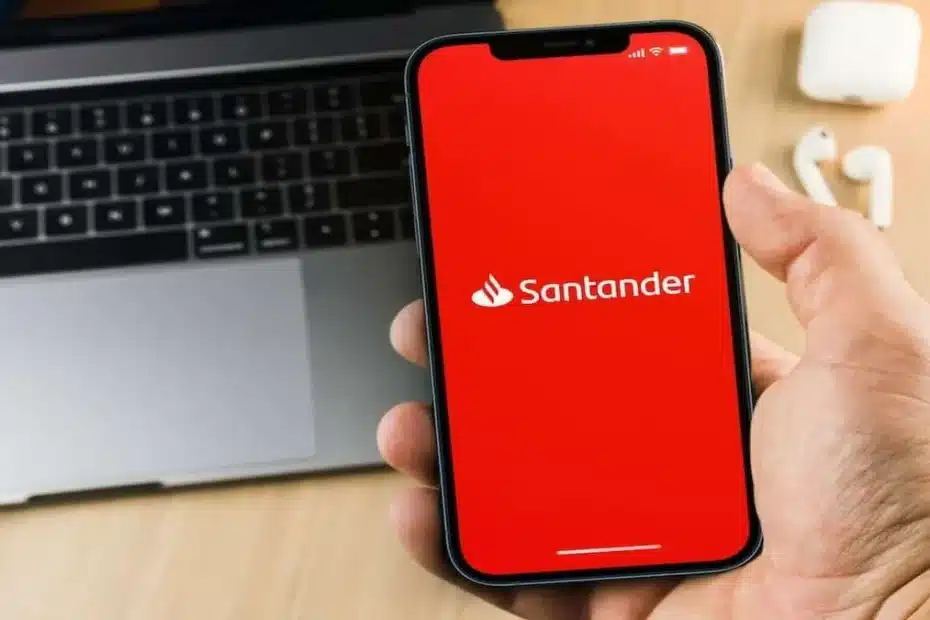 Pessoa navegando em um site de leilão de imóveis online em um laptop, com foco e atenção.