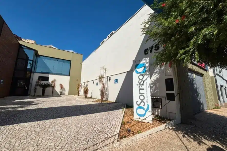 Mulher preocupada em frente a clínica odontológica fechada em Piracicaba.