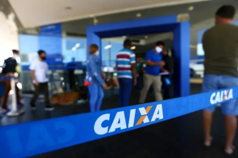 Policial federal investiga documentos em operação contra fraude na Caixa Econômica Federal.