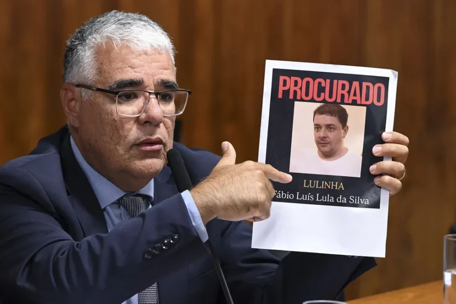 Documentos de investigação sobre fraudes no INSS parados em uma mesa, com uma lupa, simbolizando atraso na Polícia Federal.