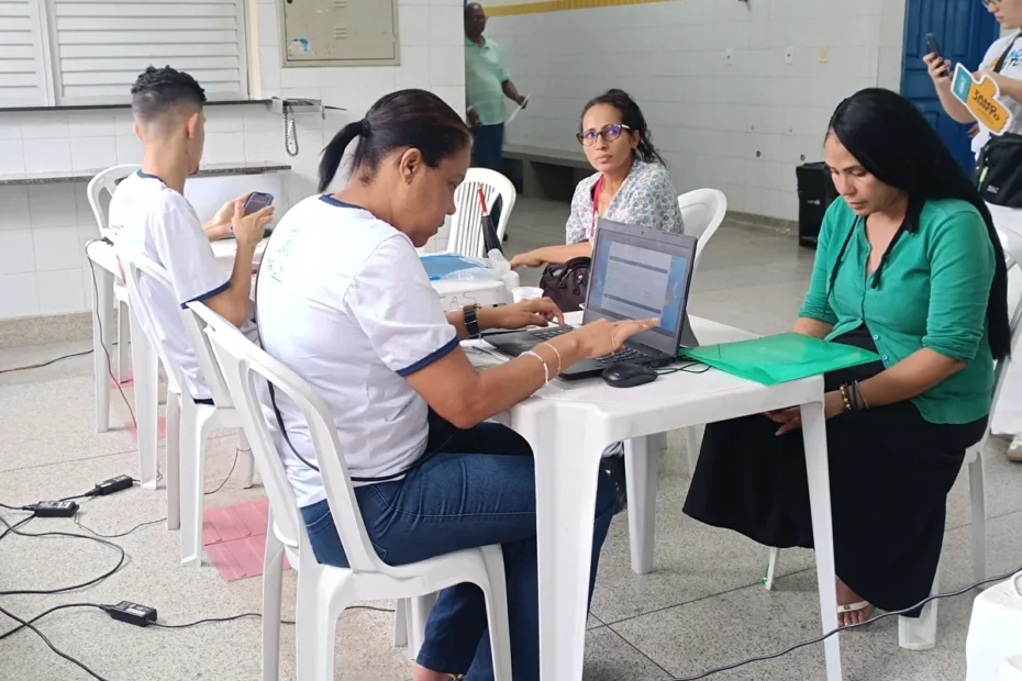 Pessoas recebendo atendimento para benefícios sociais e documentos em evento da Prefeitura de Aracaju