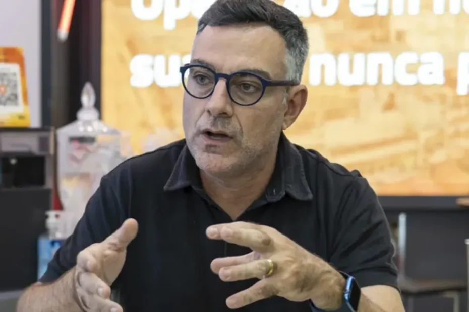 Pessoa pagando com cartão de crédito em terminal moderno, simbolizando acesso facilitado a crédito próprio.