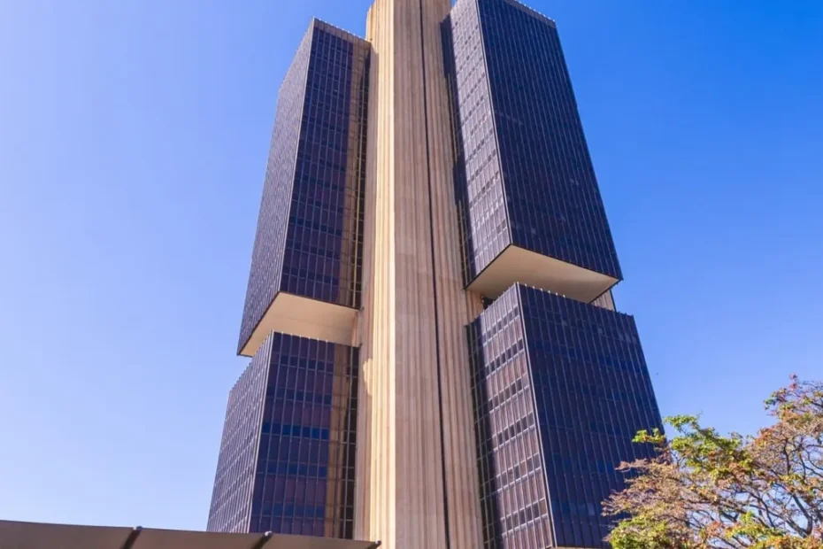 Pessoa observando gráficos de criptomoedas, representando o impacto do Banco Central nas stablecoins no Brasil.