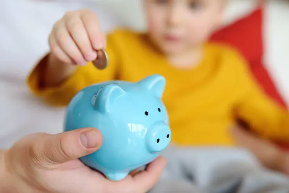 Alunos em sala de aula aprendendo educação financeira e sobre impostos