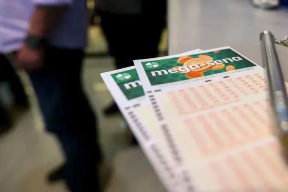 Mão segurando bilhete da Mega-Sena e notas de dinheiro, simbolizando a chance de ganhar R$ 27 milhões no sorteio