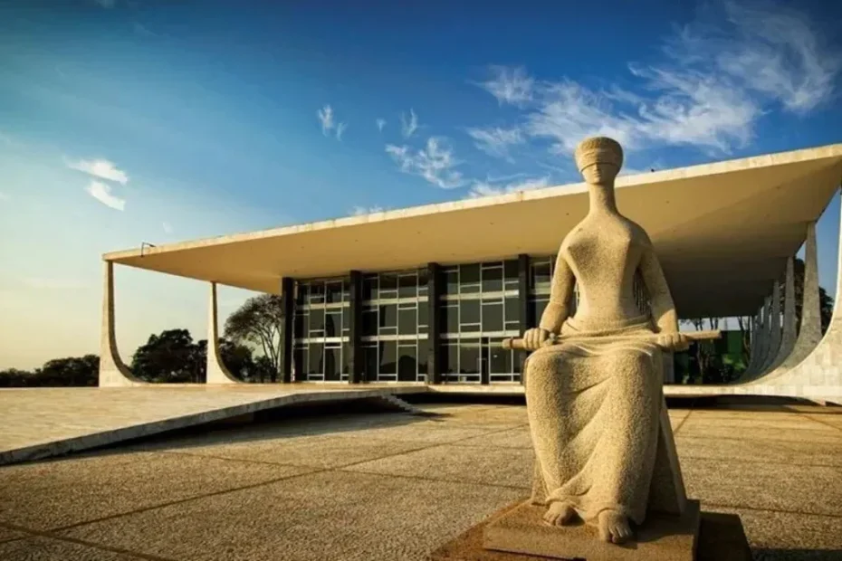 Mãos de trabalhador revisando documentos do INSS sobre uma mesa