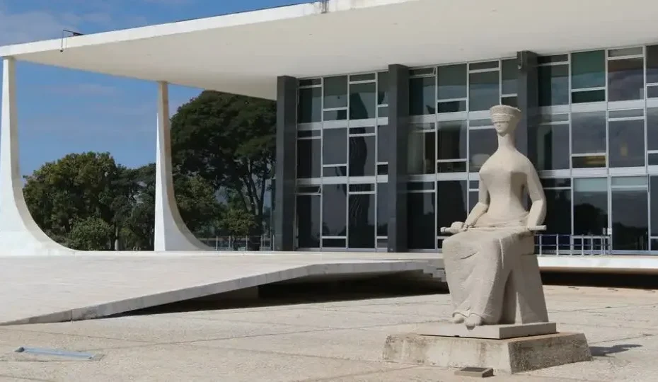 Mãos segurando dinheiro e cartão do INSS, simbolizando decisão do STF sobre contribuições previdenciárias.