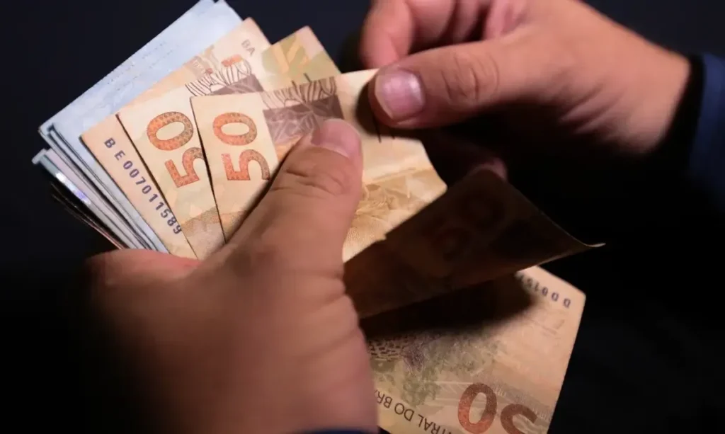 Pessoa idosa analisa documentos do INSS e extratos bancários