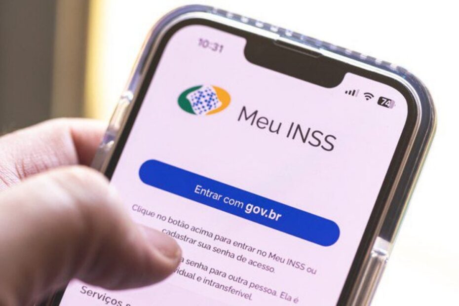Idoso verificando extratos bancários e documentos de empréstimo no tablet