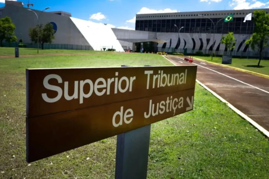 Pessoa lendo sobre decisões do STJ que afetam benefícios e saúde