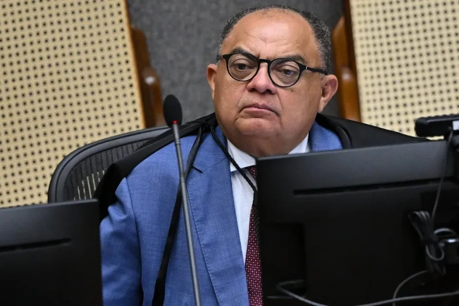 Pessoa preocupada analisando documentos do INSS após decisão do STJ sobre revisão de benefícios