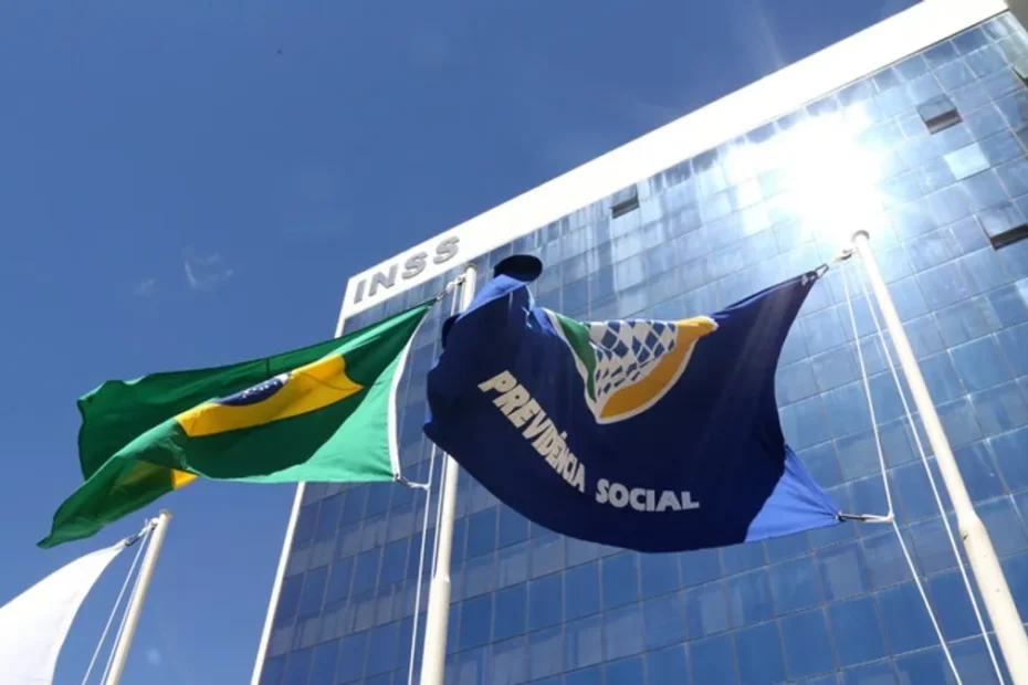 Documentos de pedidos de benefícios do INSS sendo processados por novos analistas
