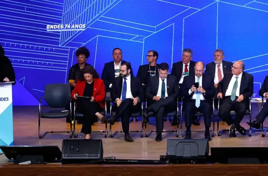 Empresário analisando custos de financiamento com calculadora e gráficos no escritório