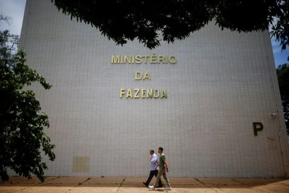Mão segurando celular com tela de aposta online bloqueada e cartão Bolsa Família ao fundo