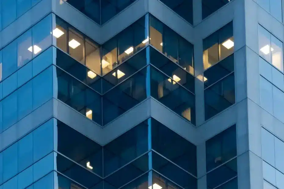 Fachada da sede do BNDES em dia ensolarado