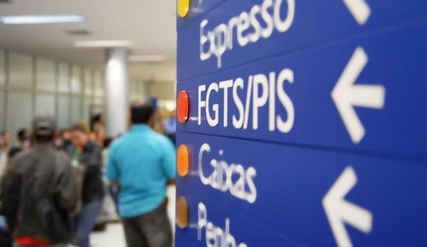 Pessoa feliz checando o aplicativo Caixa Tem no celular com o pagamento do Bolsa Família