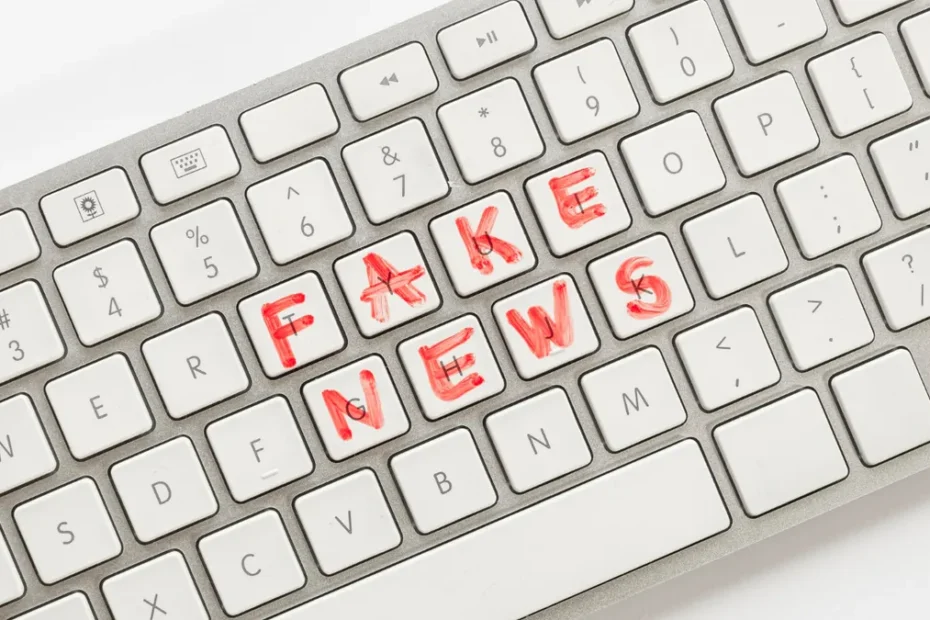 Pessoa consultando o calendário de pagamentos do Bolsa Família pelo aplicativo Caixa Tem no celular