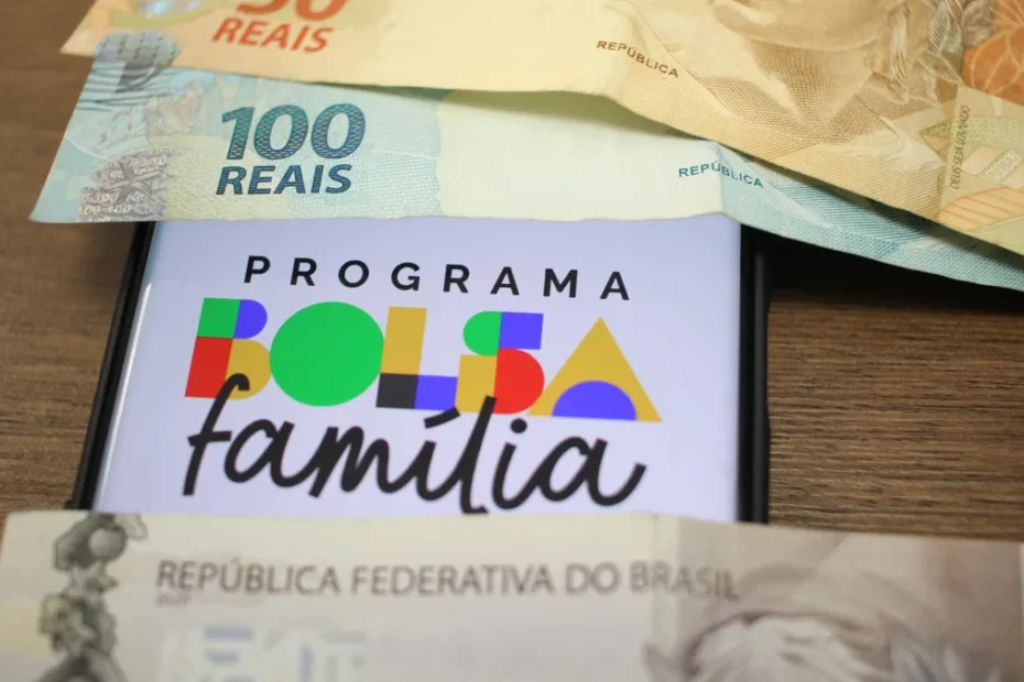 Beneficiário consultando o saldo do Bolsa Família no aplicativo Caixa Tem em smartphone