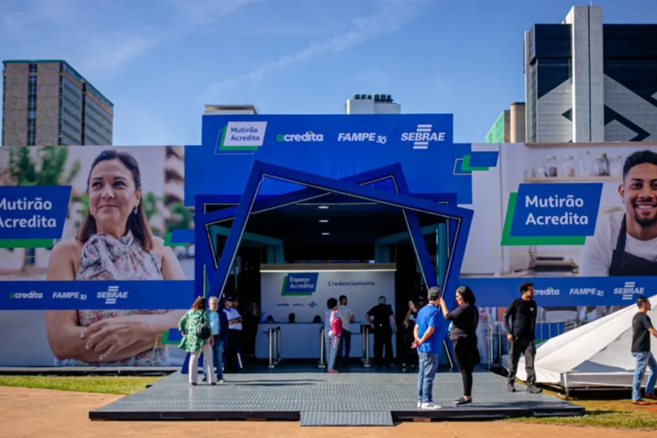 Microempreendedores de baixa renda celebrando o sucesso de seus pequenos negócios após acesso a crédito